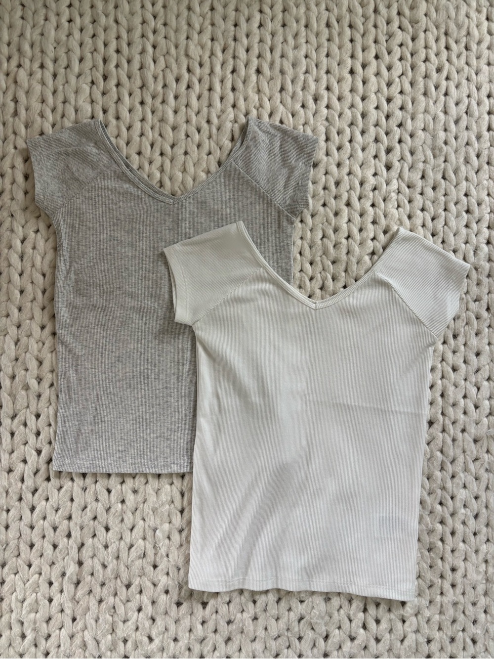 American Eagle Light Gray Ribbed V-Neck Tee